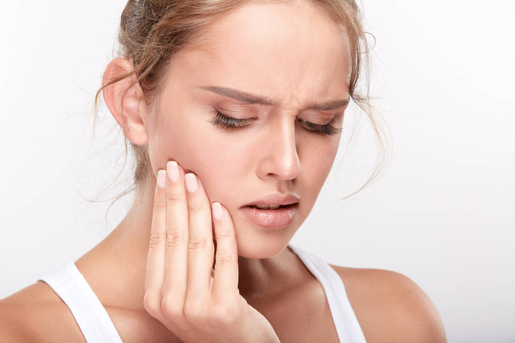 牙齿敏感酸痛什么原因？牙齿敏感可以洗牙吗？