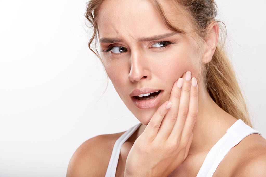 晚上就牙疼是怎么回事？晚上牙疼快速止疼法？